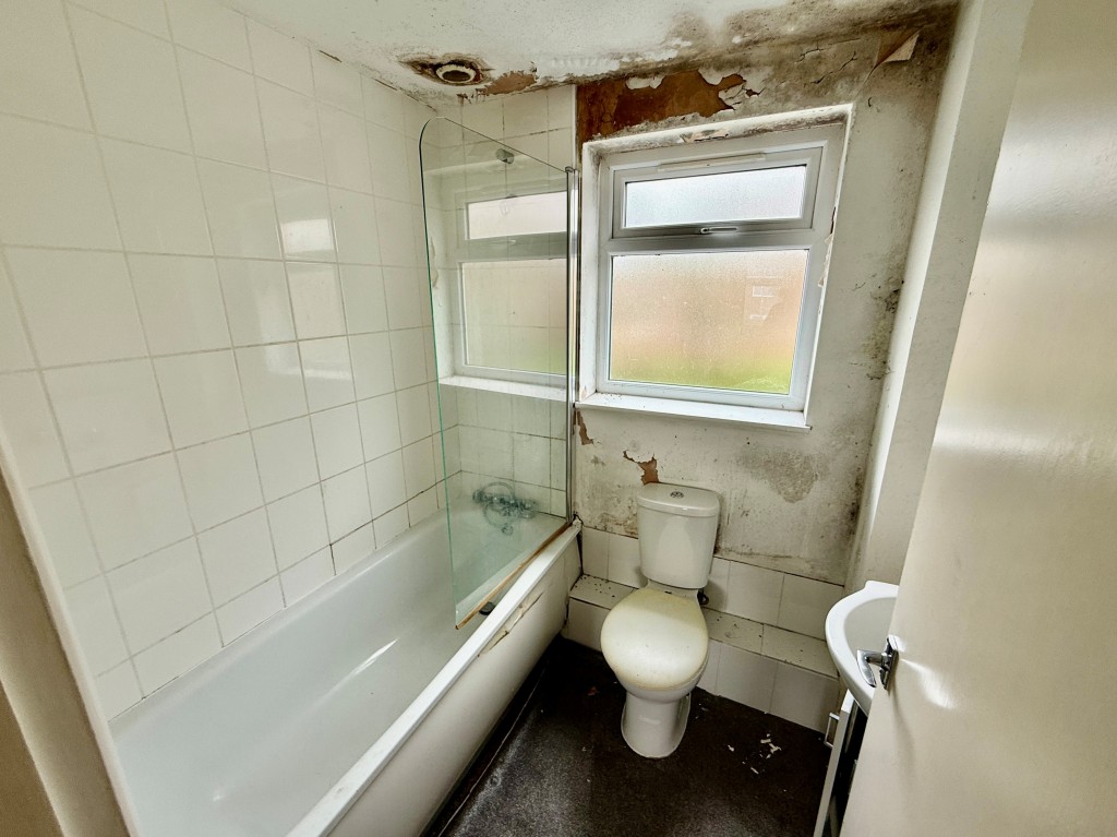 Lot: 59 - THREE-BEDROOM HOUSE FOR IMPROVEMENT - Bathroom with W.C.